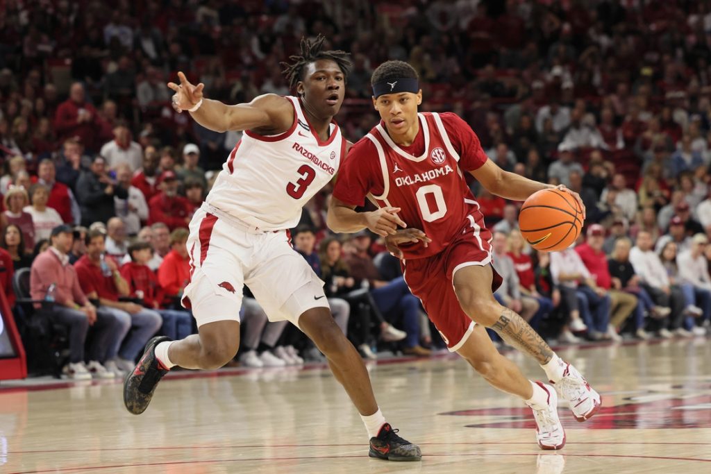 Oklahoma locks down on D late to beat Arkansas