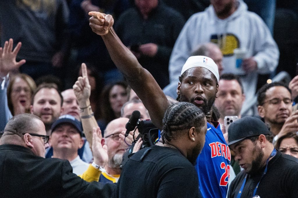 LOOK: Isaiah Stewart points at Pacers players and other pictures of the day in the NBA