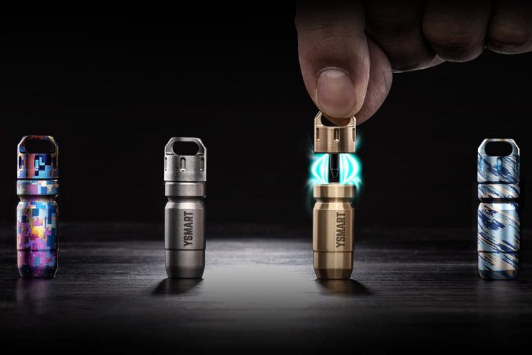 Magnetic keychain flashlight automatically lights up the outdoors