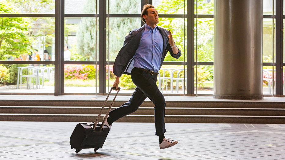 Flight passengers debate time needed to catch connecting planes