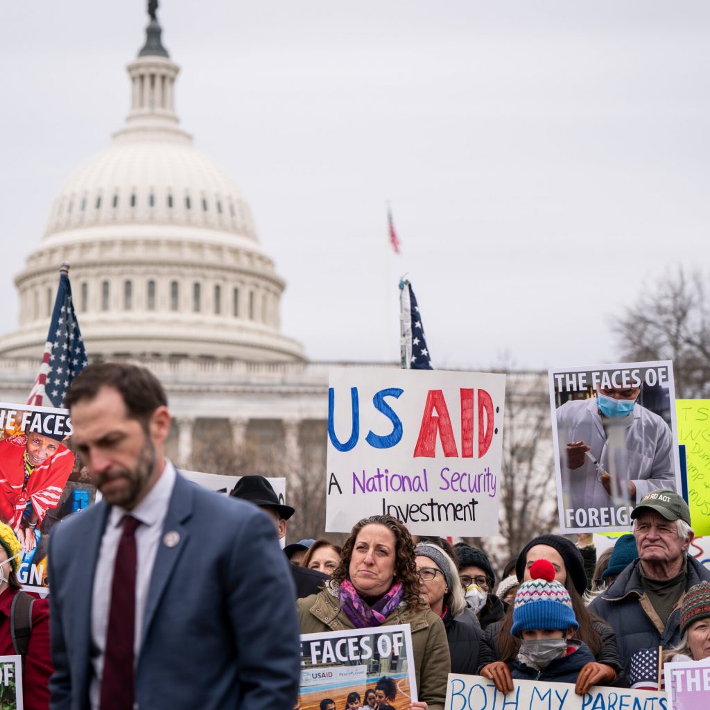 Midnight Deadline for Federal Workers, and Anti-Trump Protests Across U.S.