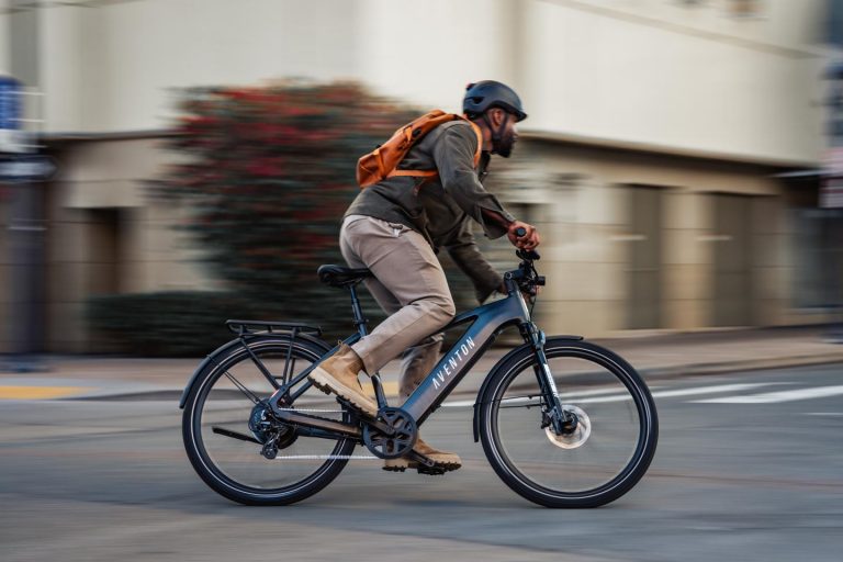 Level 3 ebike thwarts thieves with auto-lock and GPS tracking